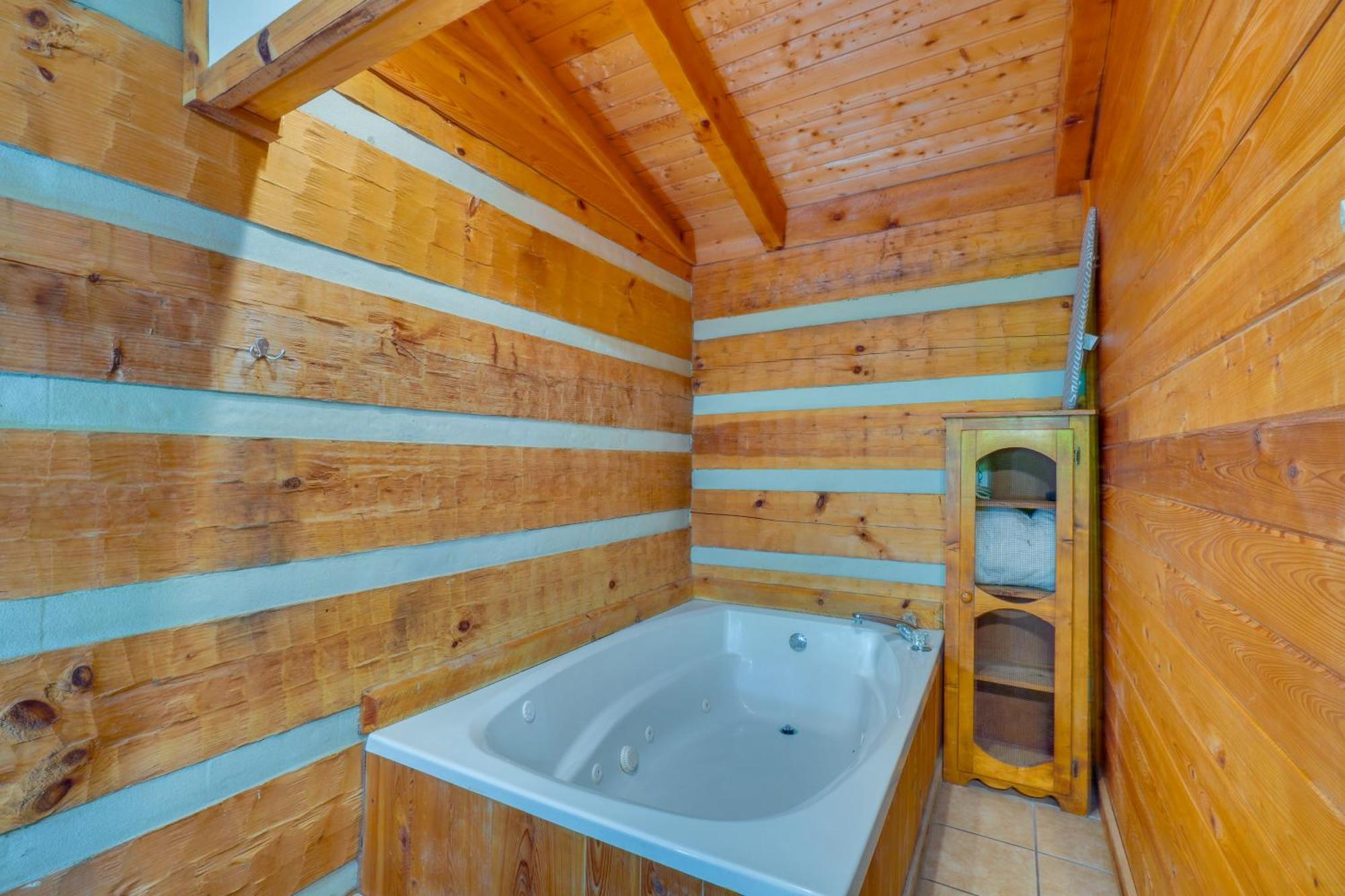 Gatlinburg Cabin With Hot Tub About 6 Mi To Downtown! Екстер'єр фото